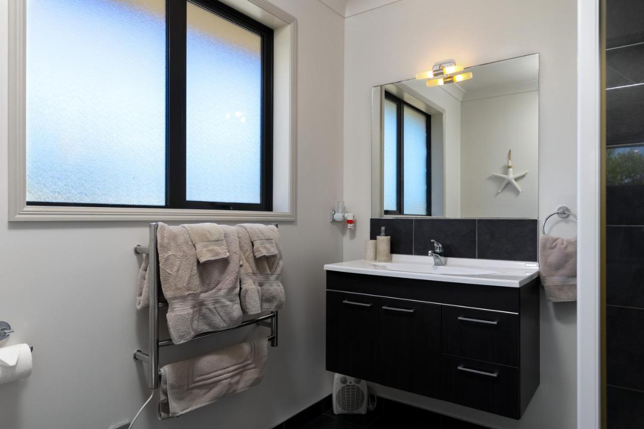 Ocean View Beachfront Apartment ブレナム エクステリア 写真